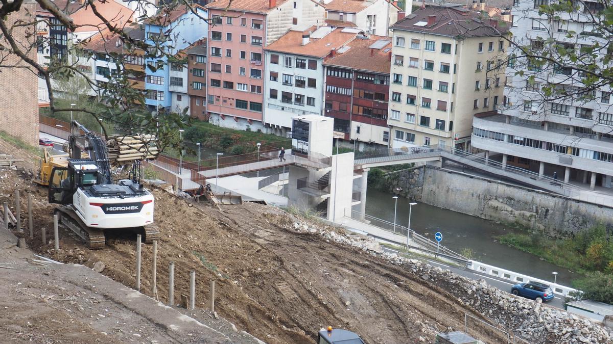 Vista del desarrollo de las obras de la futura residencia Errezabal, con el nuevo puente del KIng-Kong al fondo.