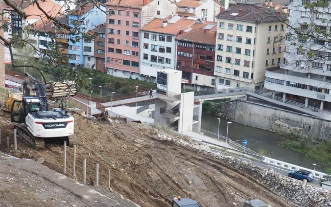 Vista del desarrollo de las obras de la futura residencia Errezabal, con el nuevo puente del KIng-Kong al fondo.