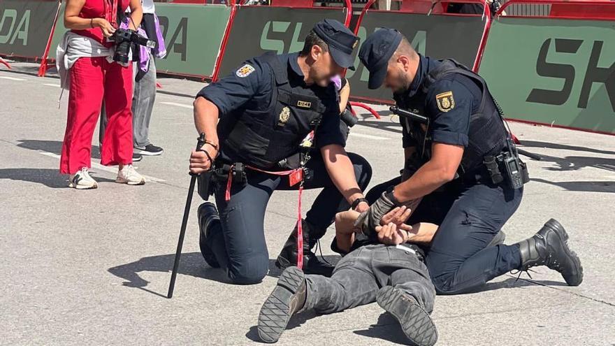 Un manifestante propalestino fue detenido antes de que el pelotón llegara.