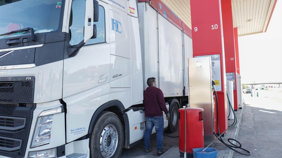 Una persona reposta carburante en su camión en una gasolinera.