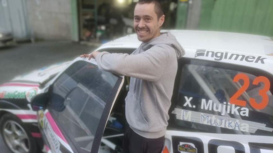 El piloto urretxuarra Xabi Mujika, con su Citroën Saxo.