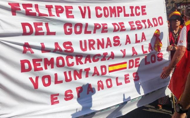 Pancarta contra Felipe VI que fue apartada de la cabecera.