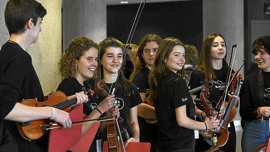 Centenares de estudiantes de conservatorios o escuelas de música de Euskadi así como de variados puntos del Estado se subieron a tocar al ‘Kiosko’.