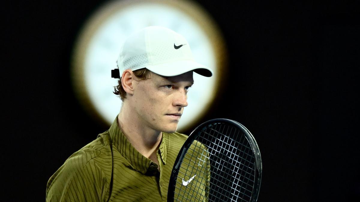 Jannik Sinner lucha por recuperarse de una lesión en la rodilla derecha que le puede dejar sin el número 1 mundial.