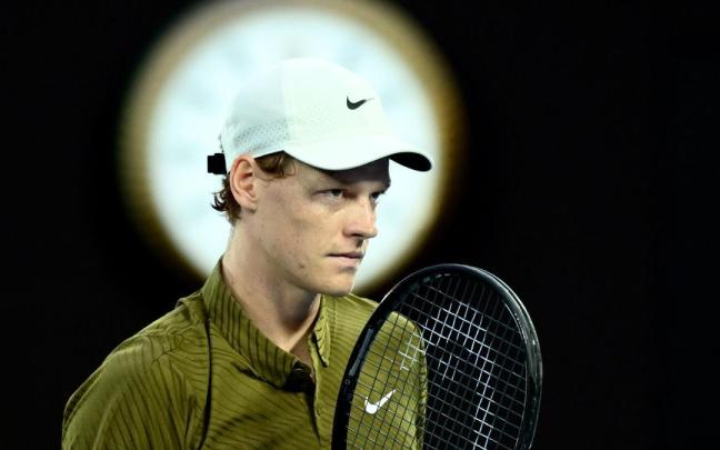 Jannik Sinner lucha por recuperarse de una lesión en la rodilla derecha que le puede dejar sin el número 1 mundial.