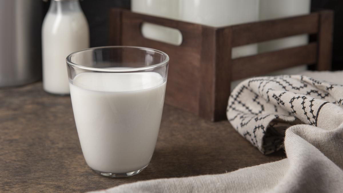 Un vaso de leche, en una imagen de archivo.