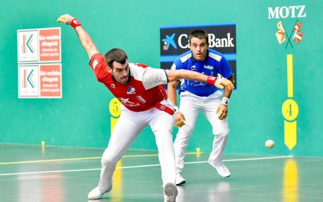 Ezkurdia golpea la pelota en presencia de Larrazabal. Ezkurdia golpea la pelota en presencia de Larrazabal.