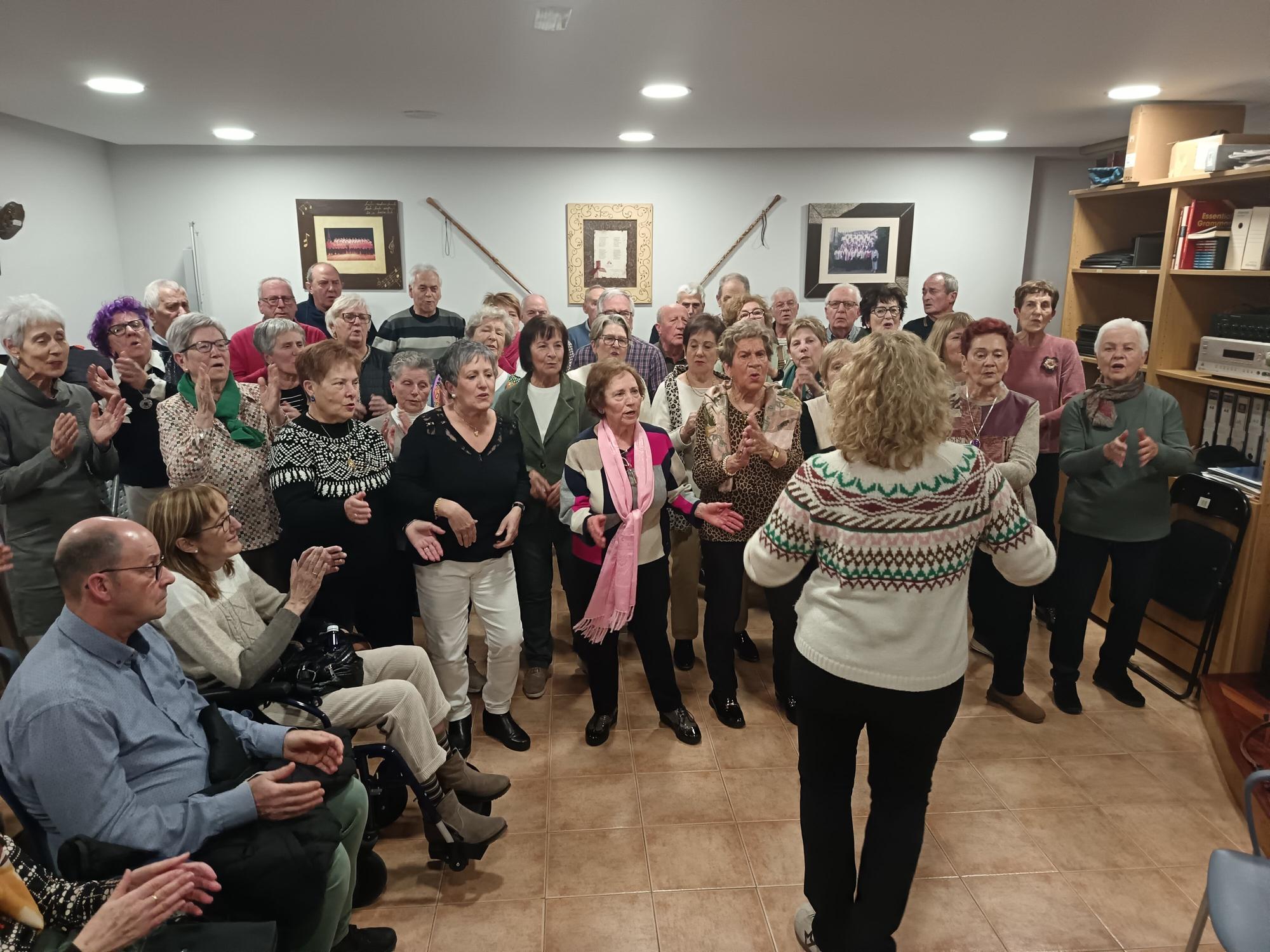 Aloña abesbatza puso la banda sonora al emotivo acto.