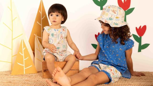 Niños de 2 y 5 años con ropa de la tienda Bitxo Bola.