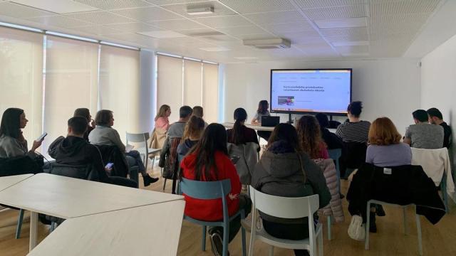 Participantes en una de las sesiones de orientación del 2025