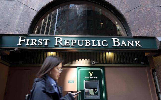 Un cajero de First Republic Bank en una de sus oficinas. Un cajero de First Republic Bank en una de sus oficinas.