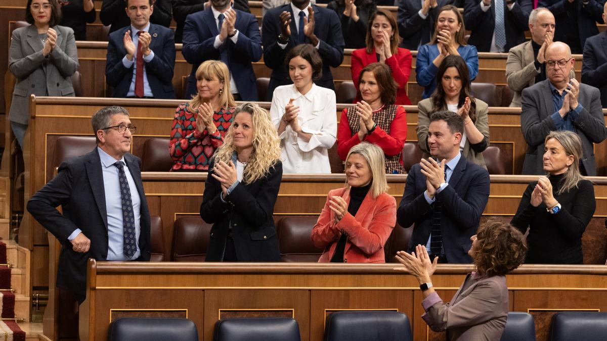 El portavoz del PSOE en el Congreso, Patxi López, es aplaudido tras intervenir en la sesión plenaria