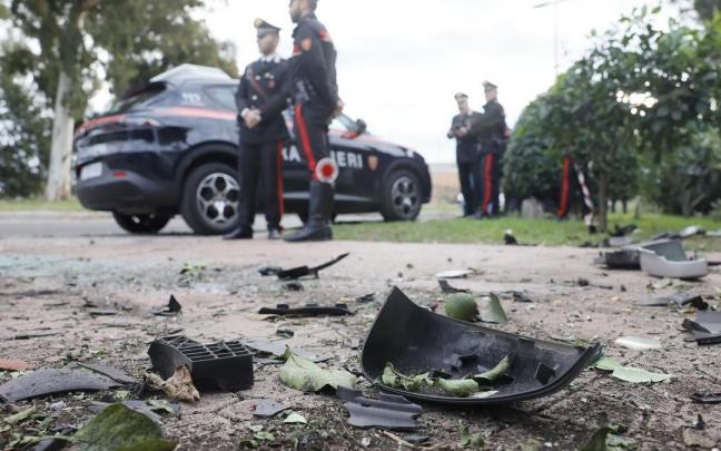 Varios agentes de los Carabineros italianos junto a los restos del coche del periodista Sigfrido Ranucci.