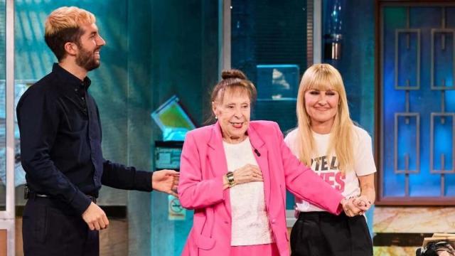 David Broncano, Gemma Cuervo y Cayetana Guillén Cuervo, ayer en 'La Revuelta'