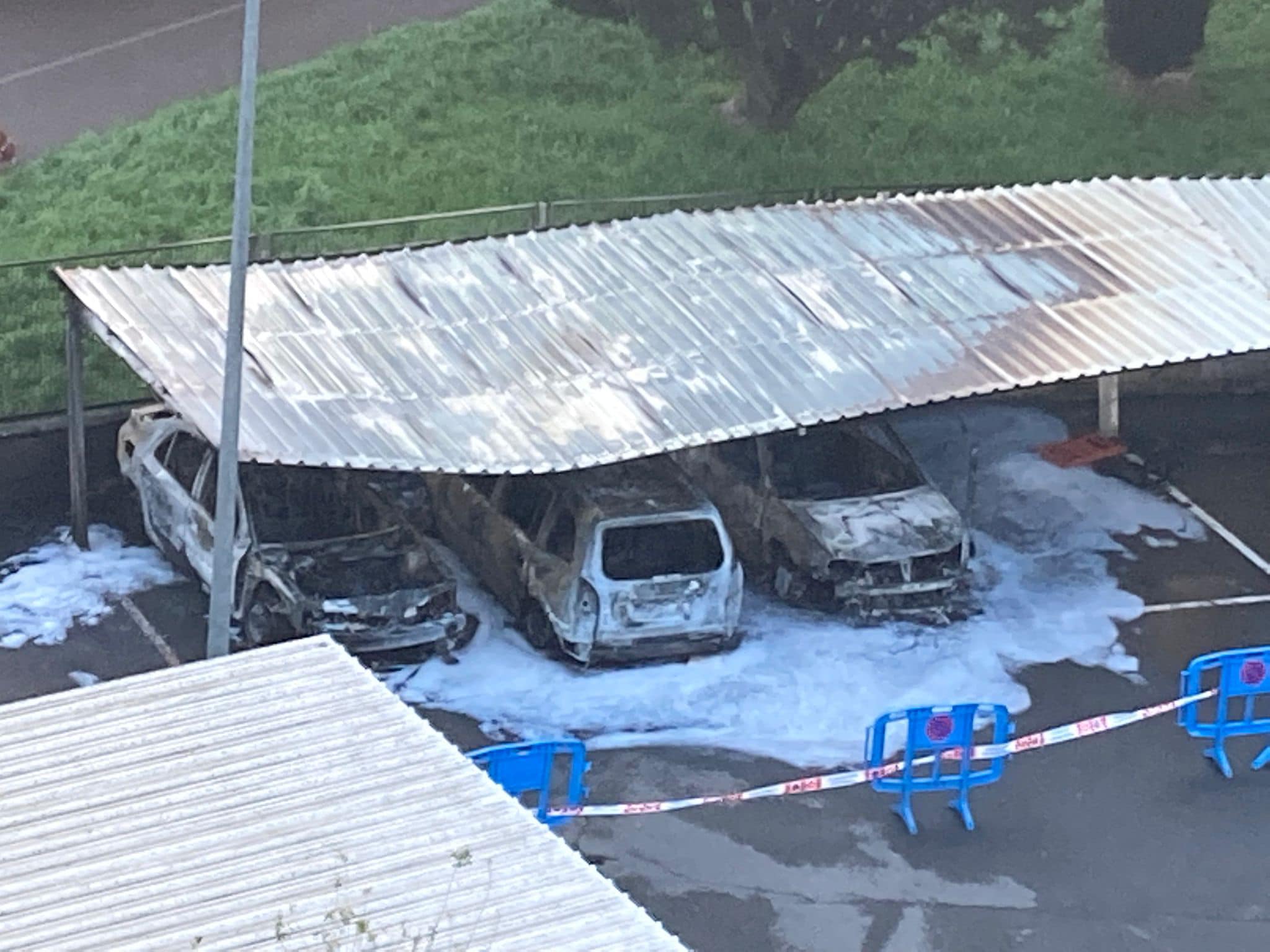 Tres de los coches afectados por el incendio de esta noche, en Pasaia, han quedado totalmente calcinados