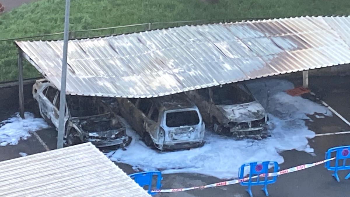 Tres de los coches afectados por el incendio de esta noche, en Pasaia, han quedado totalmente calcinados