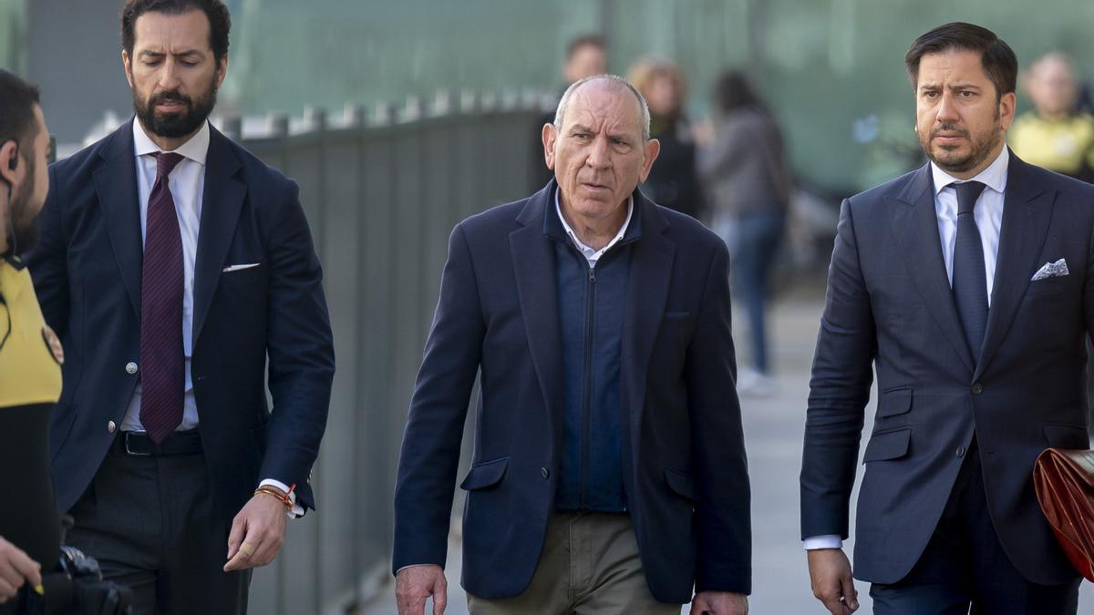 El exdirector adjunto operativo (DAO) de la Policía Nacional, José Ángel González (c), a su salida del Juzgado de Violencia sobre la Mujer.