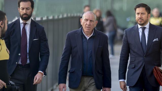 El exdirector adjunto operativo (DAO) de la Policía Nacional, José Ángel González (c), a su salida del Juzgado de Violencia sobre la Mujer.