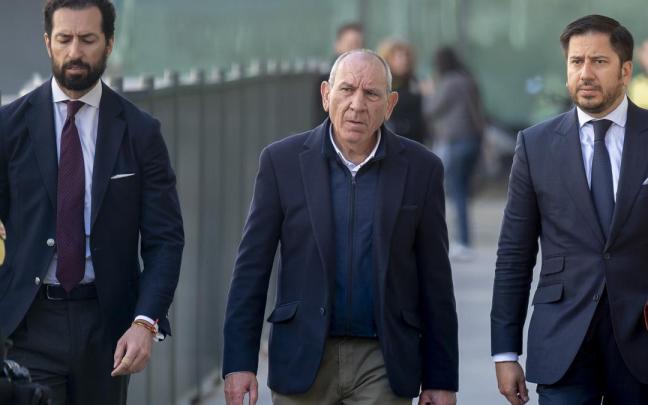 El exdirector adjunto operativo (DAO) de la Policía Nacional, José Ángel González (c), a su salida del Juzgado de Violencia sobre la Mujer.