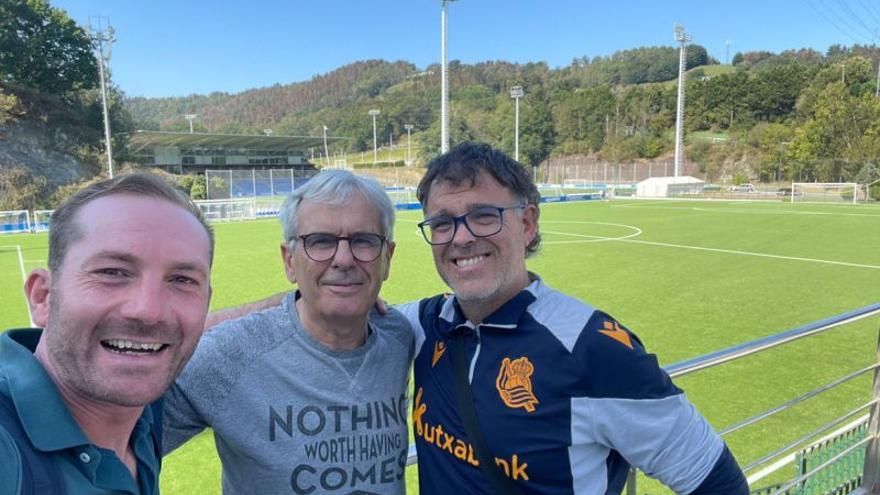 De Weerdt, a la izquierda, con un técnico de la federación gala y Luki Iriarte, director de Fútbol base de la Real Sociedad en Zubieta. / N. G.