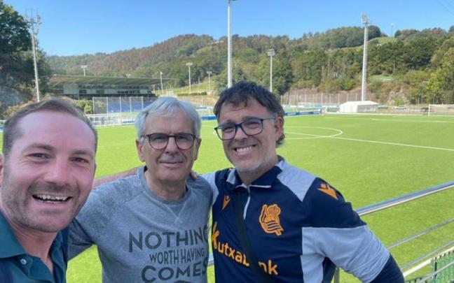 De Weerdt, a la izquierda, con un técnico de la federación gala y Luki Iriarte, director de Fútbol base de la Real Sociedad en Zubieta. / N. G.