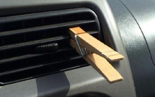 Una pinza de madera, colocada en las ranuras del aire acondicionado.