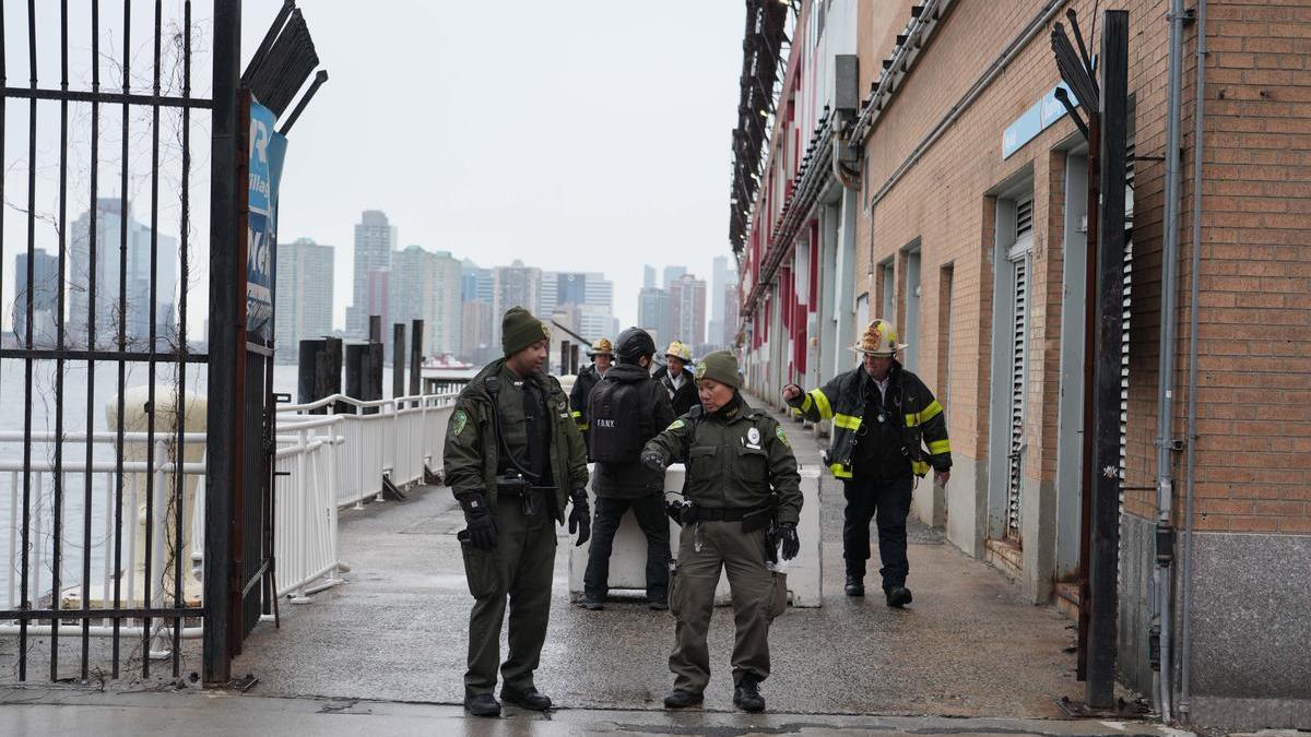 Trabajadores de emergencias en los alrededores del lugar en el que se ha estrellado el accidente.