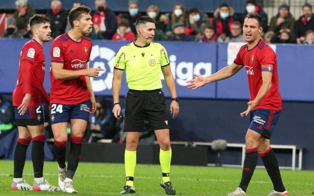 El árbitro Miguel Ángel Ortiz Arias durante un partido en El Sadar. / JAVIER BERGASA