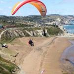 Imagen de archivo de parapente en los acantilados de la playa de Barinatxe.