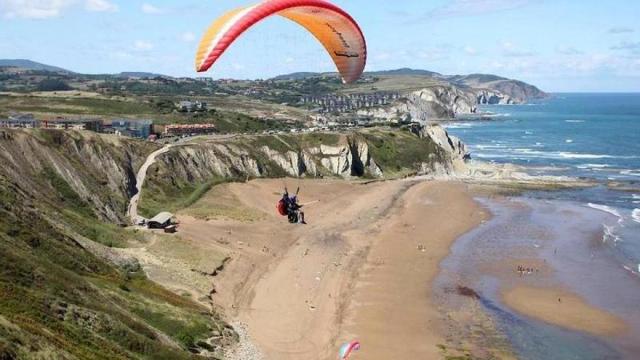 Imagen de archivo de parapente en los acantilados de la playa de Barinatxe.