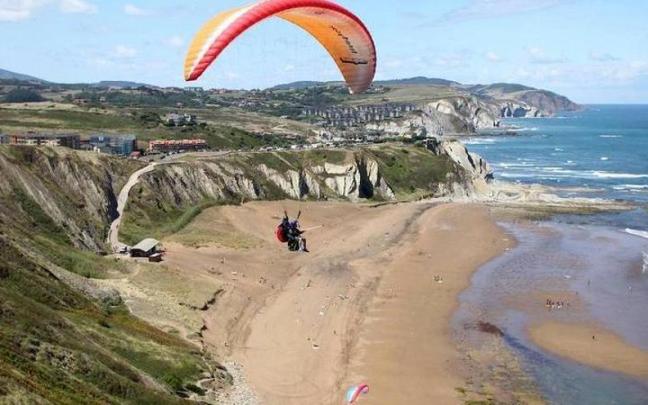 Imagen de archivo de parapente en los acantilados de la playa de Barinatxe.