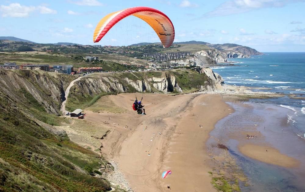 Parapente en los acantilados de la playa de Barinatxe.