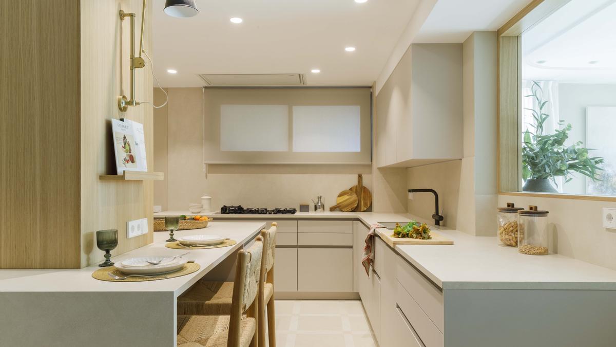 La cocina, amplia, funcional y luminosa.