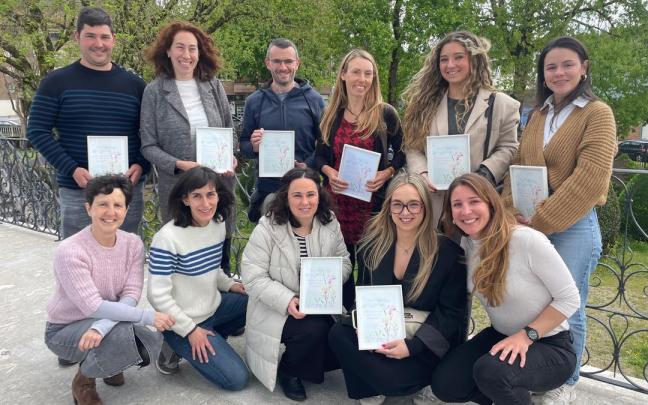 Los protagonistas del encuentro posan con el recuerdo que recibieron durante la celebración.