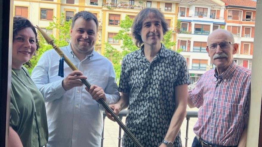 Jou González le pasa el testigo a Aritz Labrador.