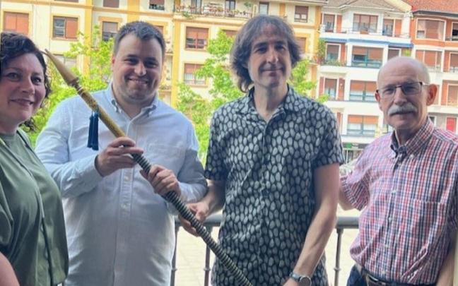 Jou González le pasa el testigo a Aritz Labrador.