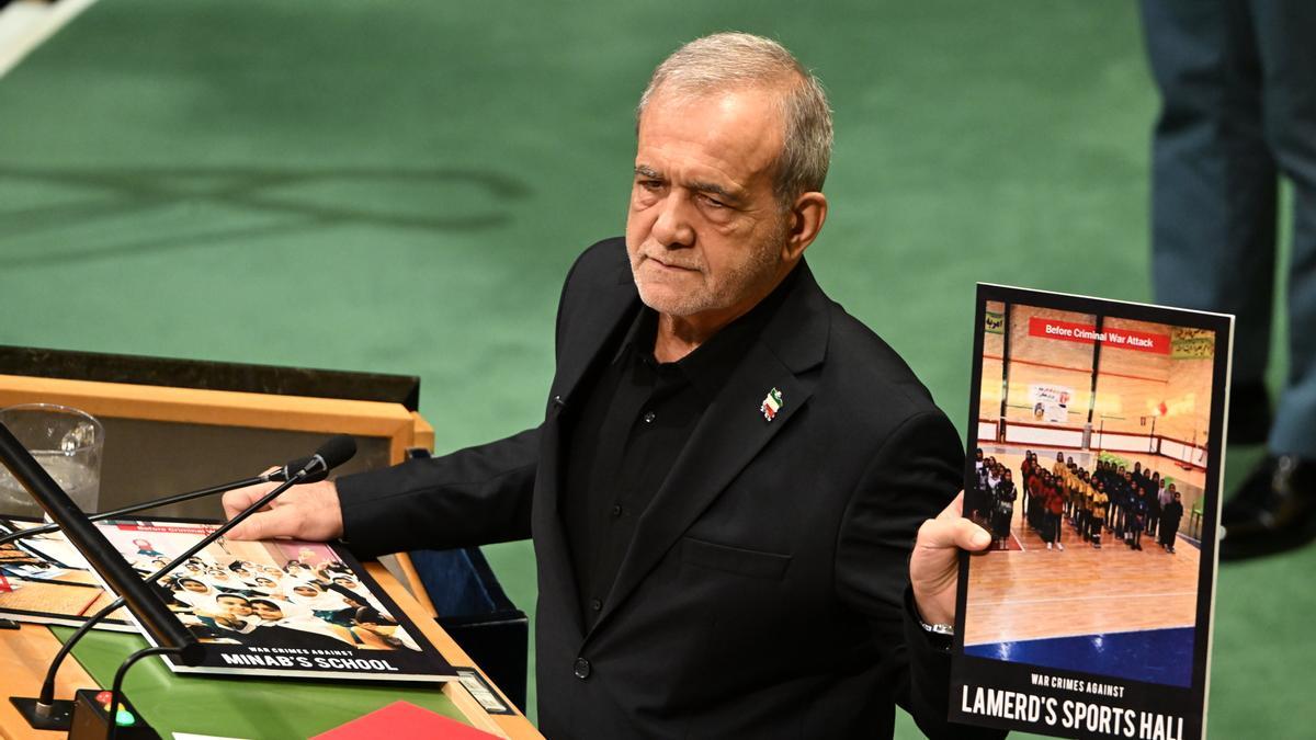 El presidente iraní, Masud Pezeshkian, muestra una imagen de menores fallecidas en un polideportivo de Lamerd tras los ataques de EE.UU. e Israel.