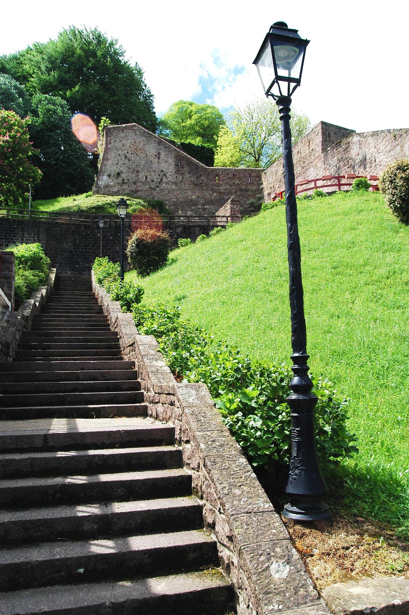 Una escalinata que da acceso a la zona amurallada y la ciudadela.