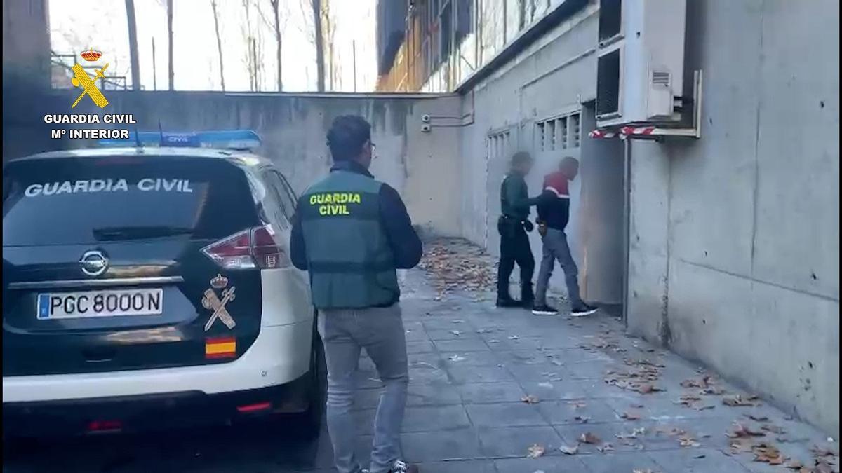 El padrastro de la menor en el momento de su detención.