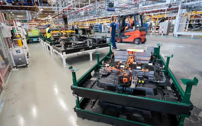 Varios operarios trabajan en la sede de Stellantis