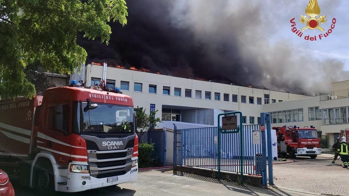 Los bomberos junto a la facultad incendiada.