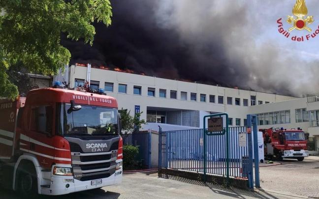 Los bomberos junto a la facultad incendiada. / Vigili del Fuoco Los bomberos junto a la facultad incendiada.