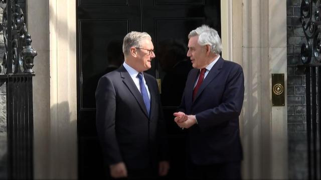 Starmer junto al ex primer ministro Gordon Brown, a quién ha recuperado como enviado económico internacional.
