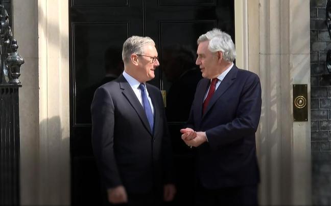 Starmer junto al ex primer ministro Gordon Brown, a quién ha recuperado como enviado económico internacional.