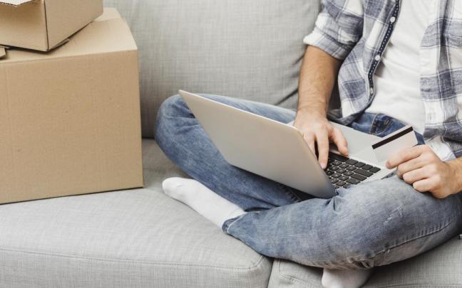 Un hombre, realizando una compra por internet.