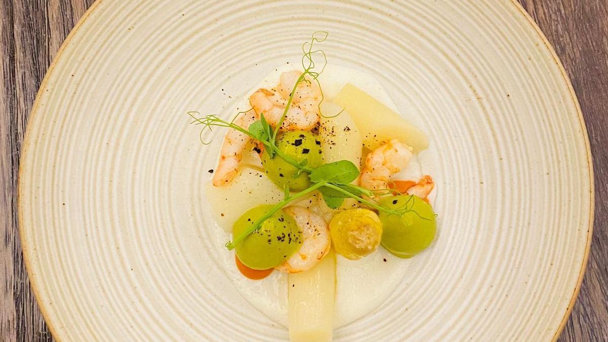 Espárragos con guacamole y gambas.