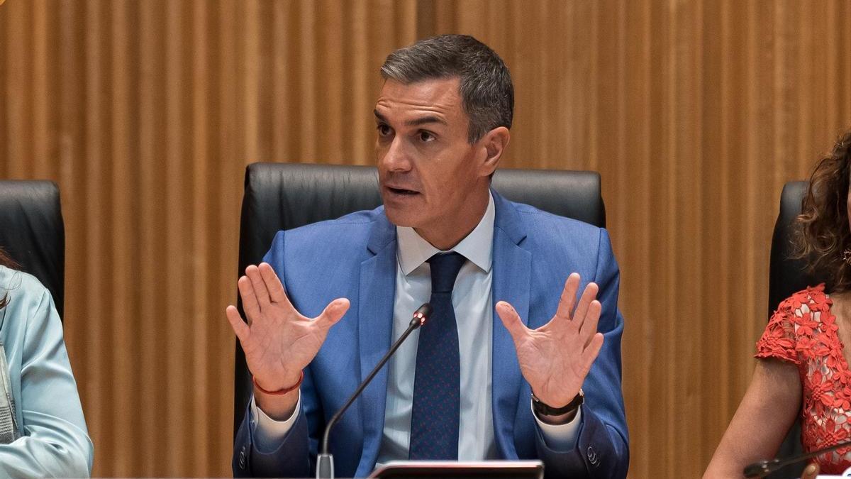 El presidente del Gobierno español, Pedro Sánchez, durante su intervención en la reunión interparlamentaria del Grupo Socialista celebrada en el Congreso.