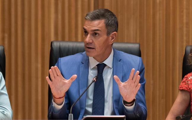 El presidente del Gobierno español, Pedro Sánchez, durante su intervención en la reunión interparlamentaria del Grupo Socialista celebrada en el Congreso.