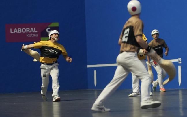 En imágenes: Goixerri-Lekerika vencen a Barandika-Zabala en la primera semifinal del Master Series de Mungia de cesta punta.