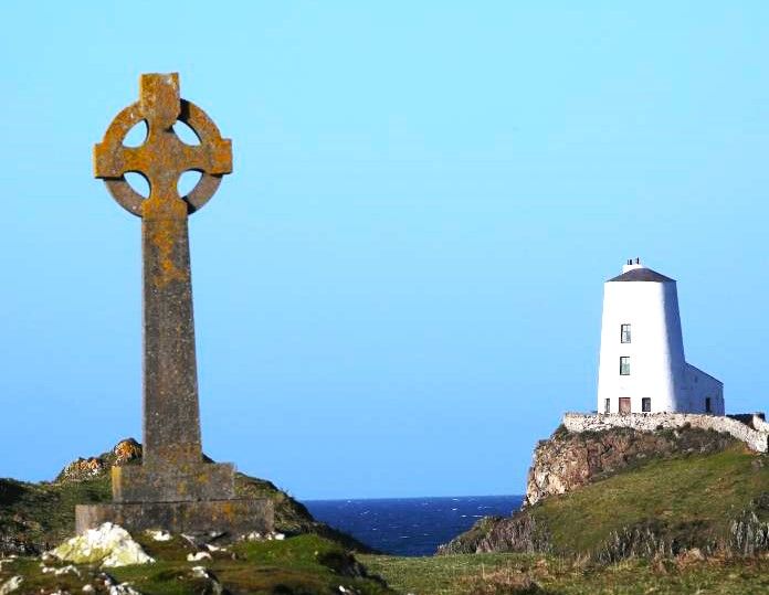 El faro y la cruz celta.